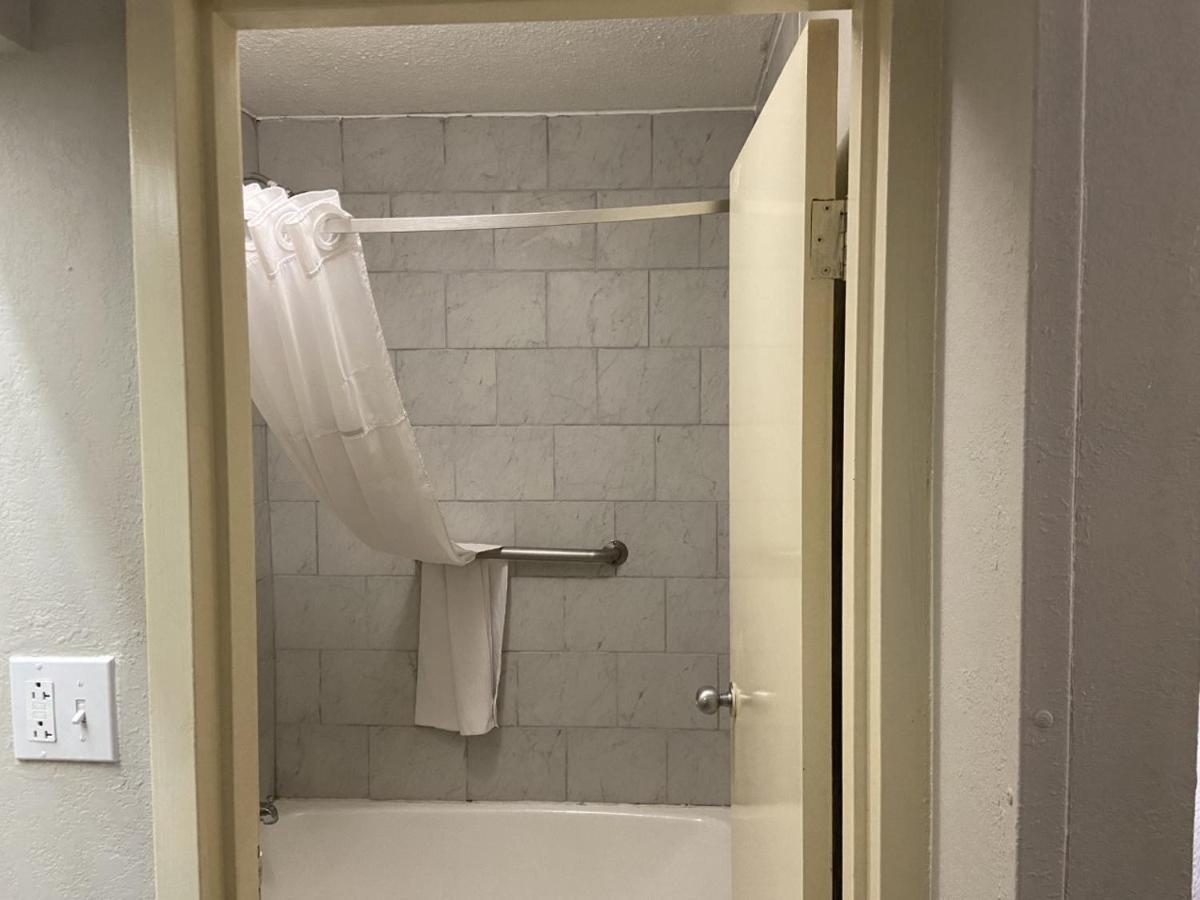 Days Inn By Wyndham Ozark Exterior photo
