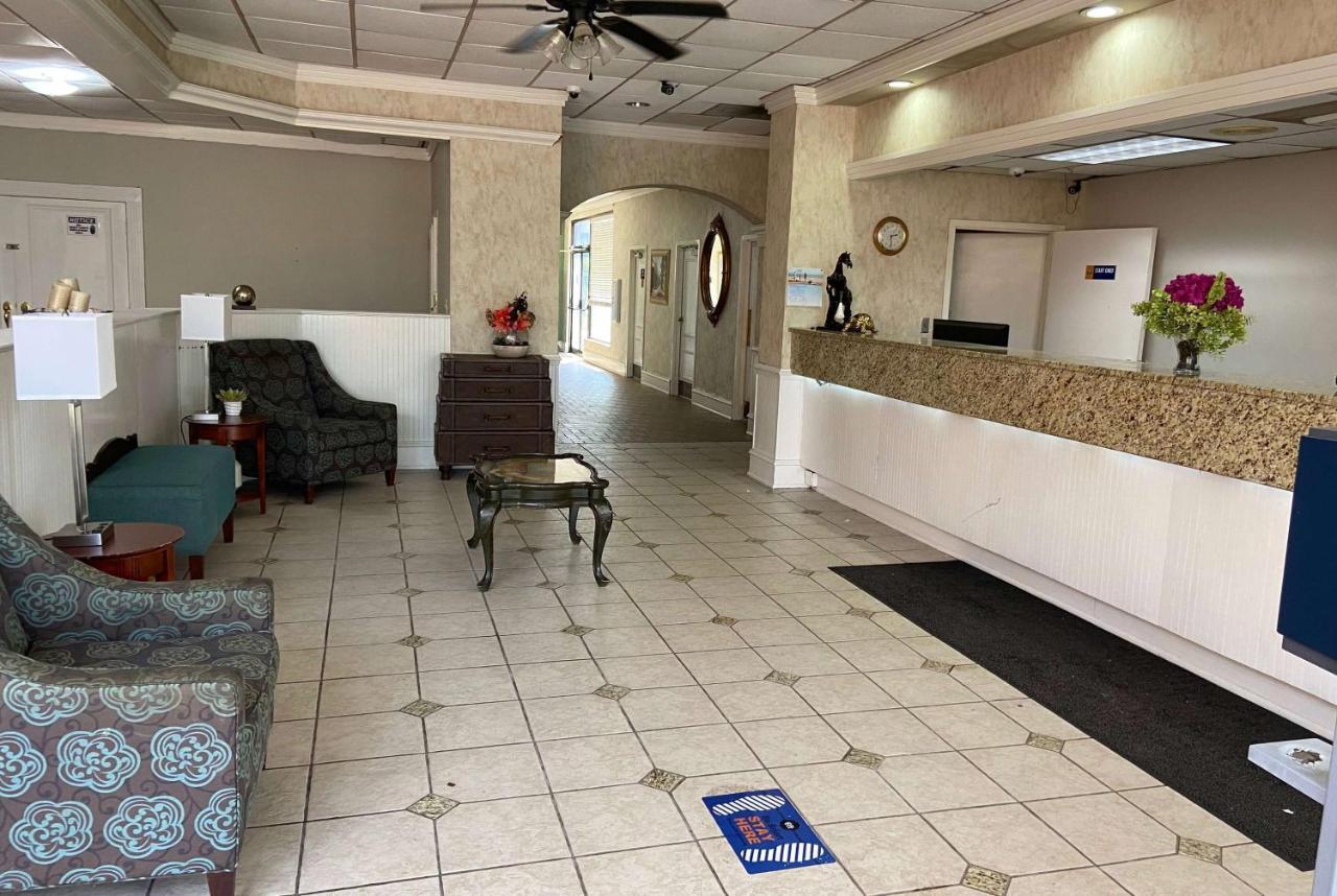 Days Inn By Wyndham Ozark Exterior photo